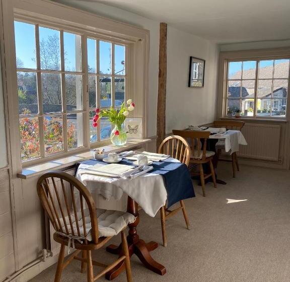 Отель Three Cocks