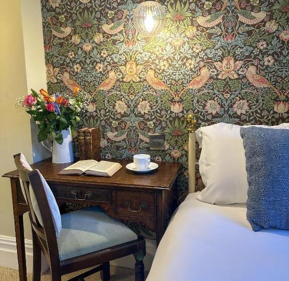 Отель Three Cocks