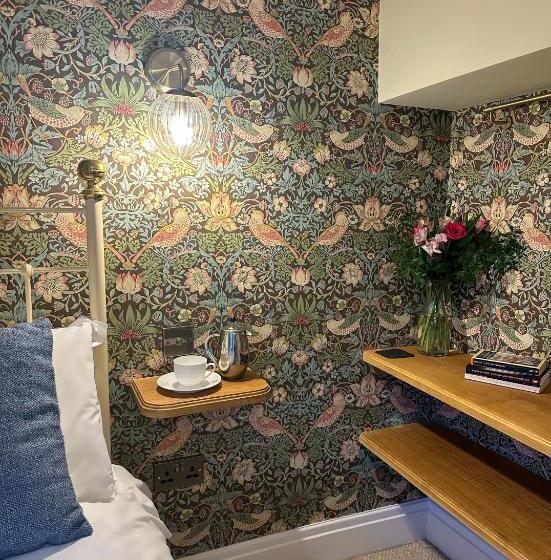 Отель Three Cocks