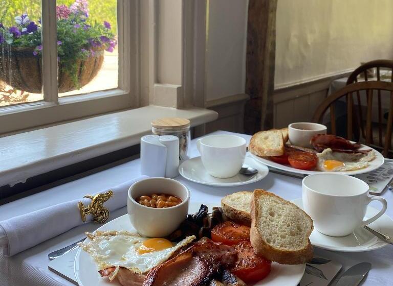 Отель Three Cocks