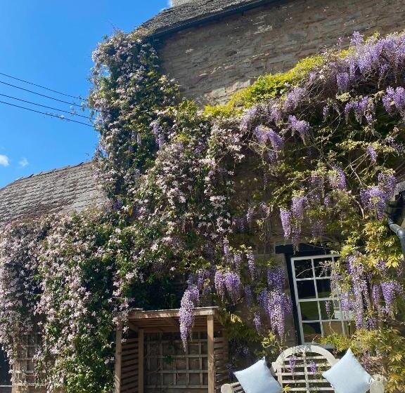 Отель Three Cocks