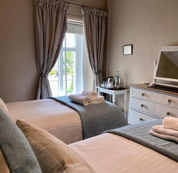 Отель Three Cocks