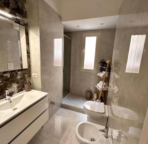 تختخواب و صبحانه Royal Flower