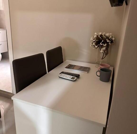 تختخواب و صبحانه Royal Flower