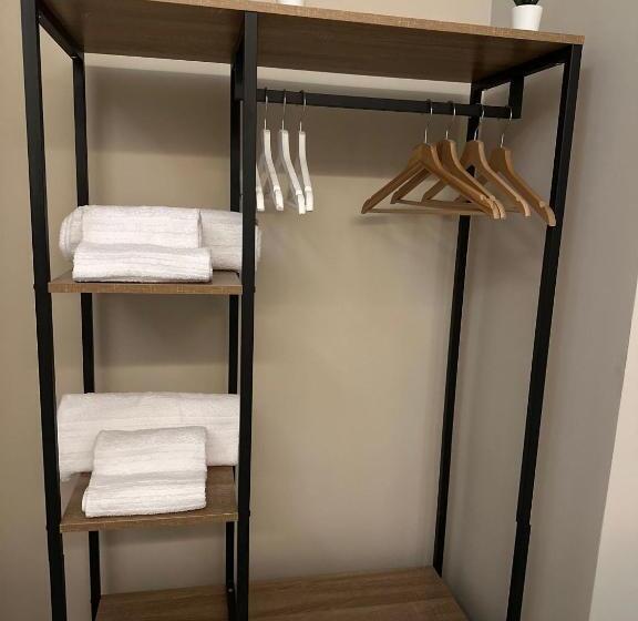 تختخواب و صبحانه Royal Flower