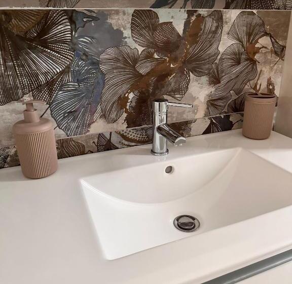 تختخواب و صبحانه Royal Flower