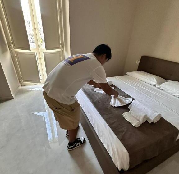 تختخواب و صبحانه Royal Flower