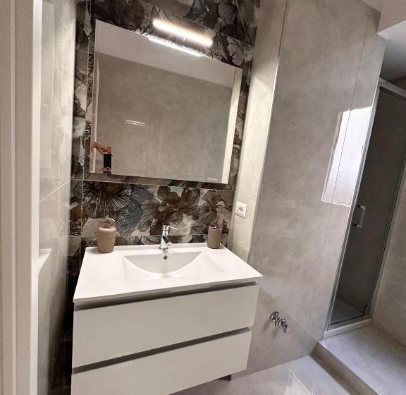 تختخواب و صبحانه Royal Flower