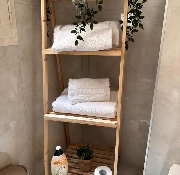 تختخواب و صبحانه Royal Flower