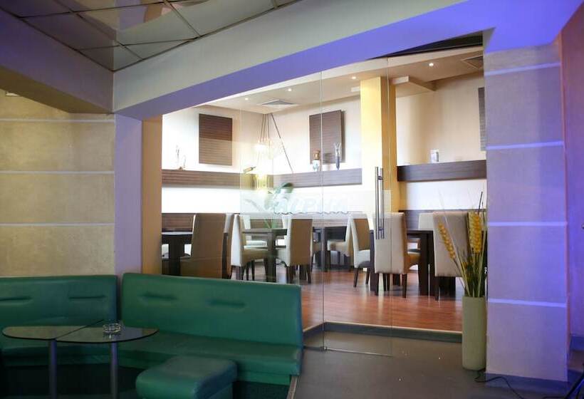 فندق Alpha Family