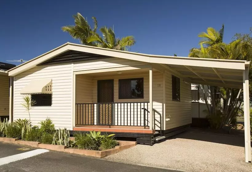 Отель Brisbane Holiday Village