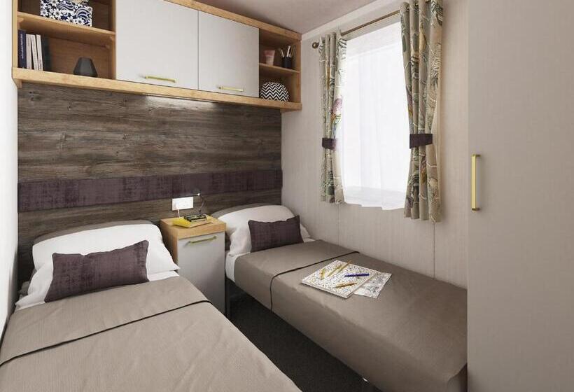 منتجع Andrewshayes Holiday Park