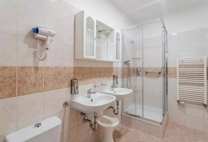 هتل Complex Curie