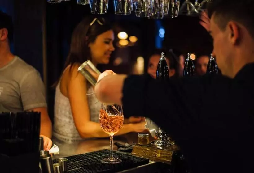 בית מלון כפרי Kings Arms