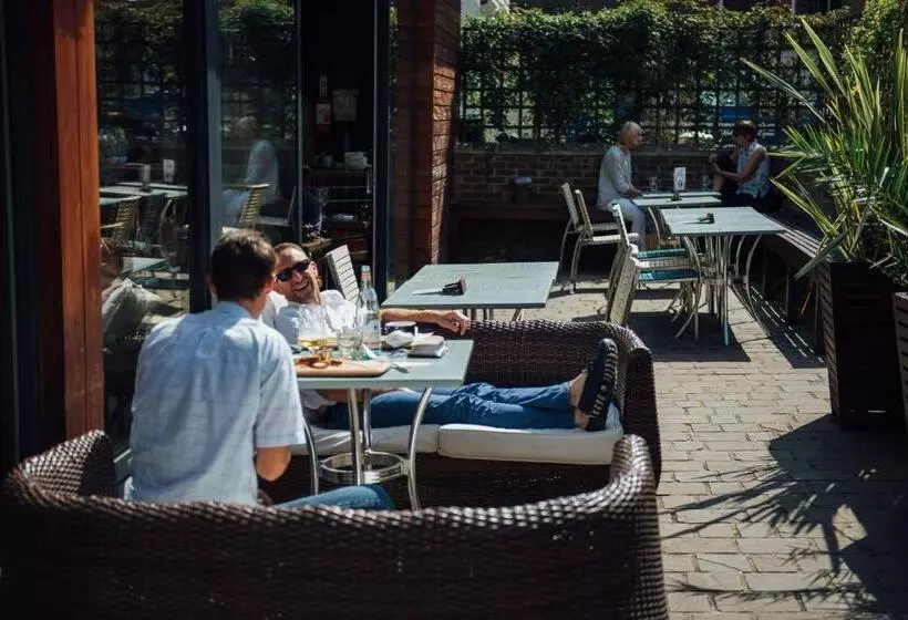 בית מלון כפרי Kings Arms