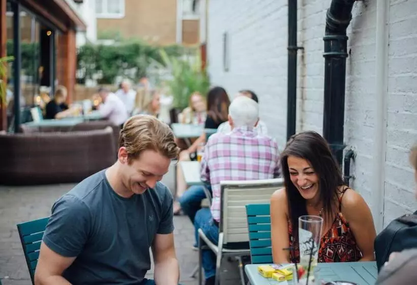 בית מלון כפרי Kings Arms