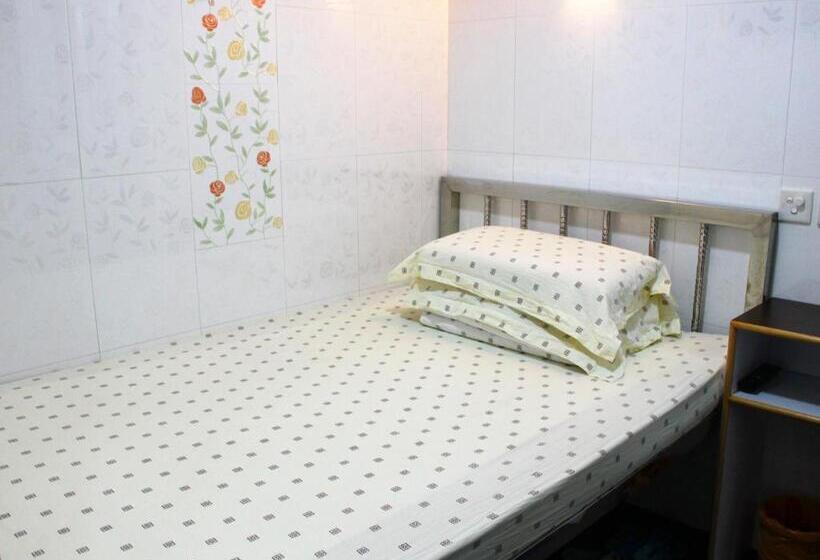 پانسیون Pay Less Guesthouse