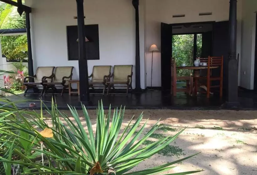هتل Shehani Beach Bungalow