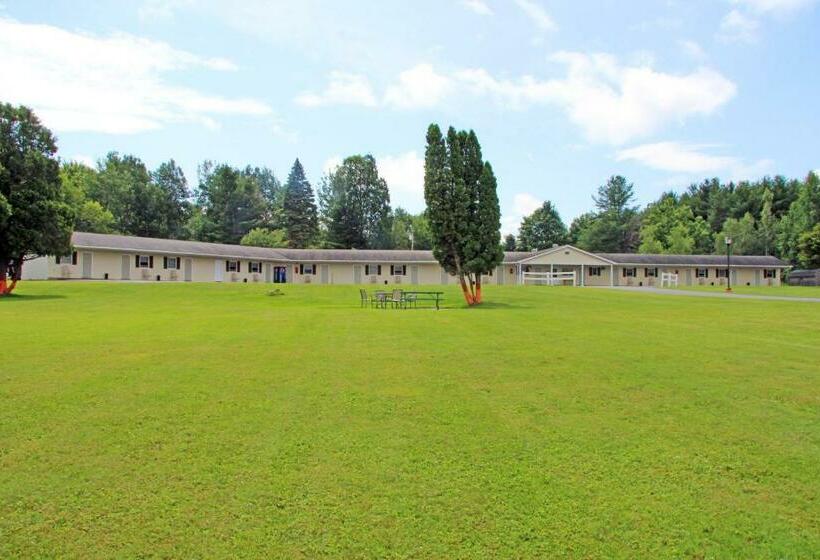 فندق على الطريق Potsdam Inn