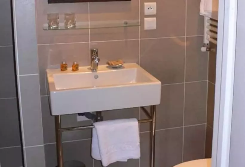 Отель Hôtel De Mirmande