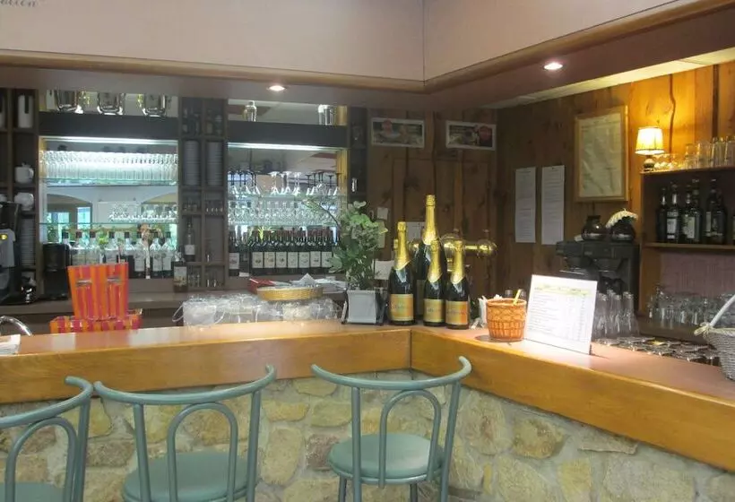 호텔 Hôtel Restaurant La Crèche Et Sa Piscine Intérieure Logis Hôtels