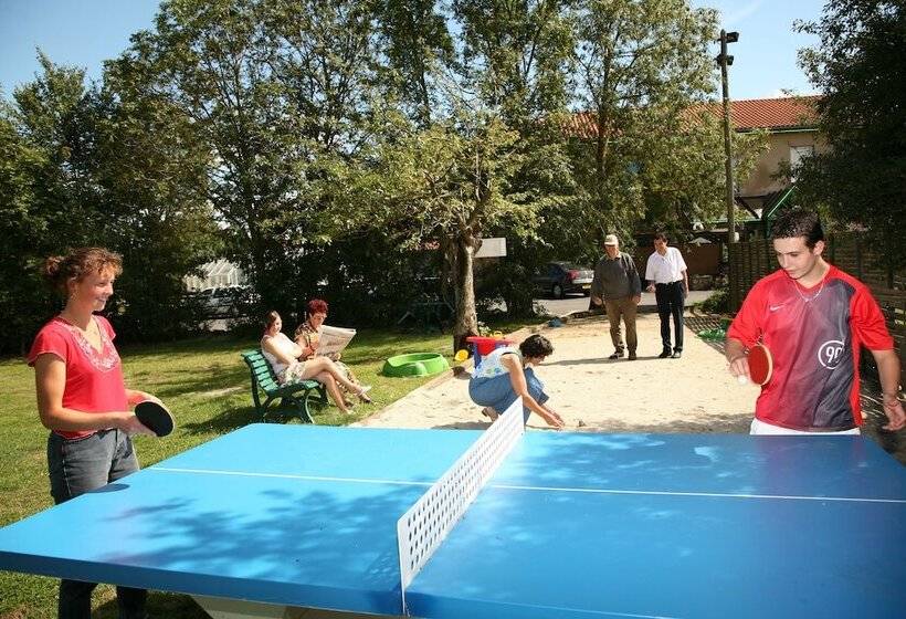 Отель Hôtel Restaurant La Crèche Et Sa Piscine Intérieure   Logis Hôtels