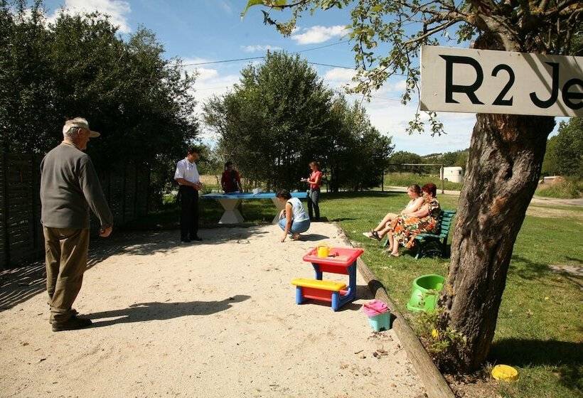 Отель Hôtel Restaurant La Crèche Et Sa Piscine Intérieure   Logis Hôtels
