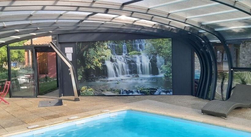 Отель Hôtel Restaurant La Crèche Et Sa Piscine Intérieure   Logis Hôtels