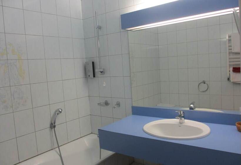 Отель Hôtel Restaurant La Crèche Et Sa Piscine Intérieure   Logis Hôtels