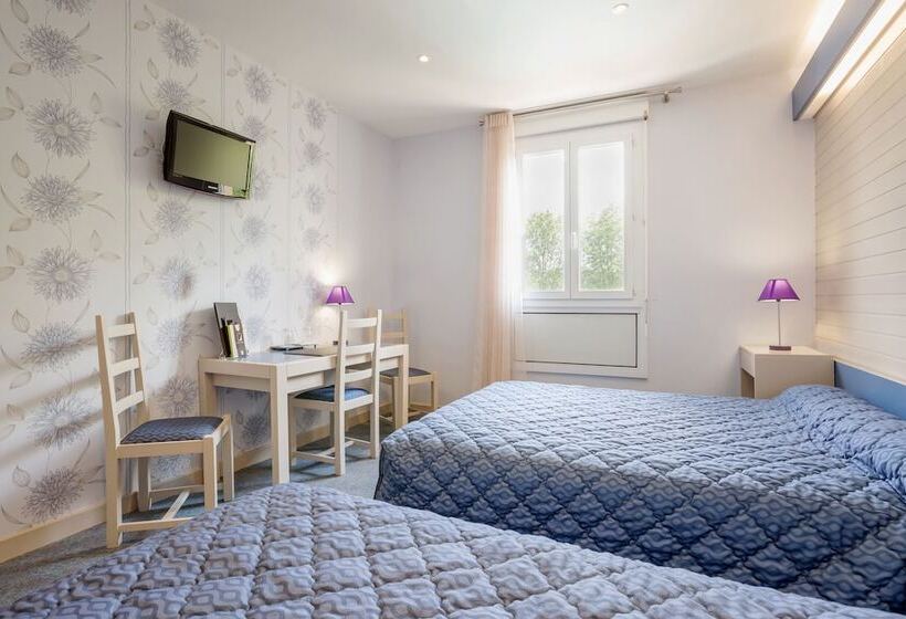 Отель Hôtel Restaurant La Crèche Et Sa Piscine Intérieure   Logis Hôtels