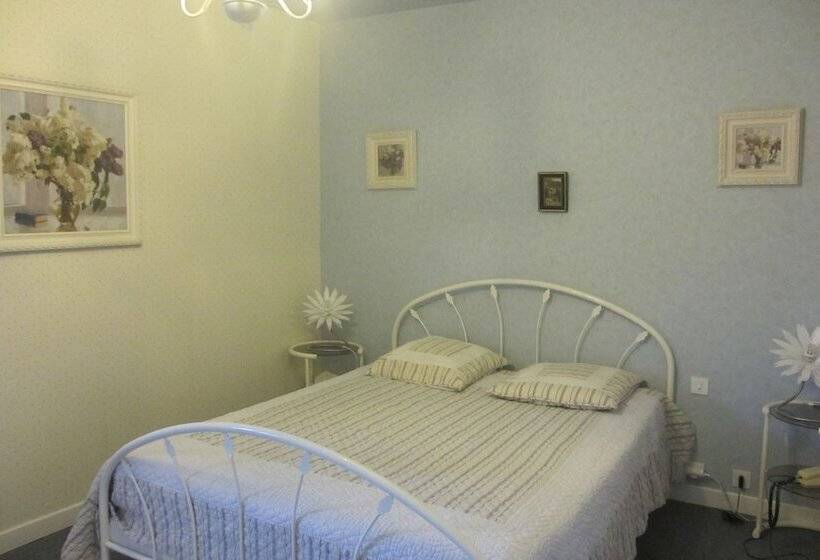 Отель Hôtel Restaurant La Crèche Et Sa Piscine Intérieure   Logis Hôtels