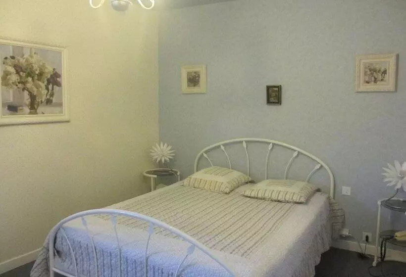 호텔 Hôtel Restaurant La Crèche Et Sa Piscine Intérieure Logis Hôtels