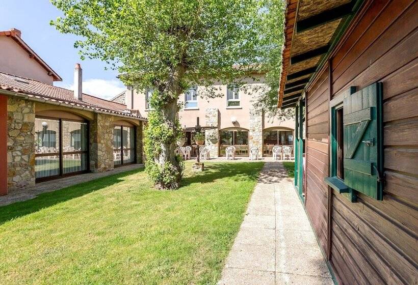 Отель Hôtel Restaurant La Crèche Et Sa Piscine Intérieure   Logis Hôtels