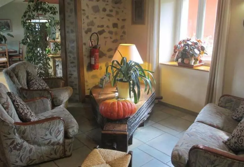 호텔 Hôtel Restaurant La Crèche Et Sa Piscine Intérieure Logis Hôtels