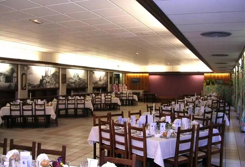 호텔 Hôtel Restaurant La Crèche Et Sa Piscine Intérieure Logis Hôtels