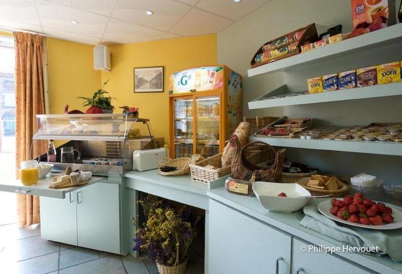 Отель Hôtel Restaurant La Crèche Et Sa Piscine Intérieure   Logis Hôtels