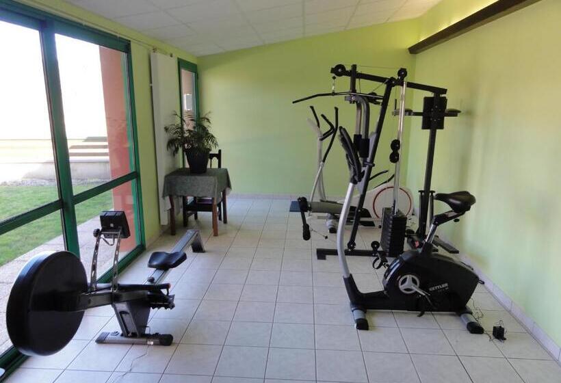 Отель Hôtel Restaurant La Crèche Et Sa Piscine Intérieure   Logis Hôtels