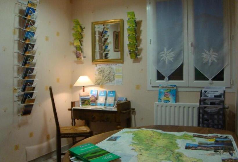 Отель Hôtel Restaurant La Crèche Et Sa Piscine Intérieure   Logis Hôtels