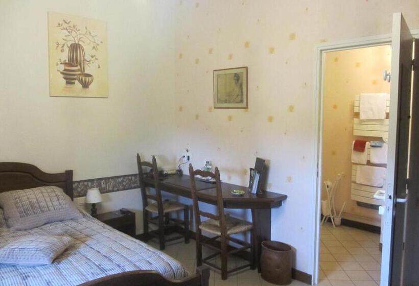 Отель Hôtel Restaurant La Crèche Et Sa Piscine Intérieure   Logis Hôtels