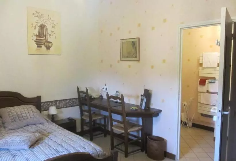 호텔 Hôtel Restaurant La Crèche Et Sa Piscine Intérieure Logis Hôtels