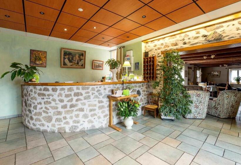 Отель Hôtel Restaurant La Crèche Et Sa Piscine Intérieure   Logis Hôtels