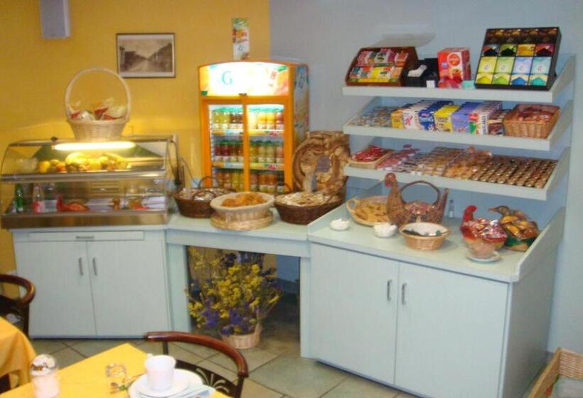 Отель Hôtel Restaurant La Crèche Et Sa Piscine Intérieure   Logis Hôtels