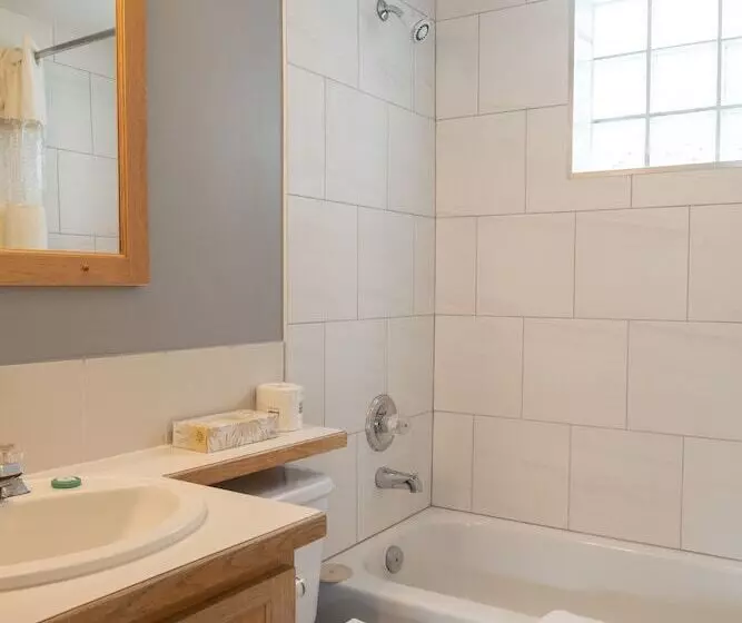 ホテル Tiki Shores Inn & Suites