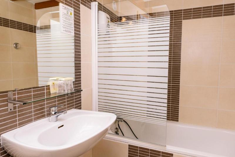 Logis Hotel Restaurant Du Pont