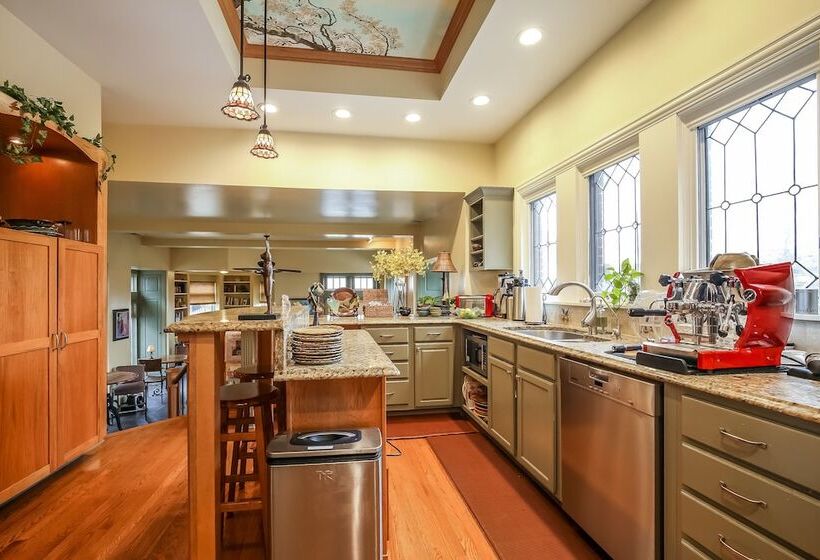 Harvey House Bed & Breakfast