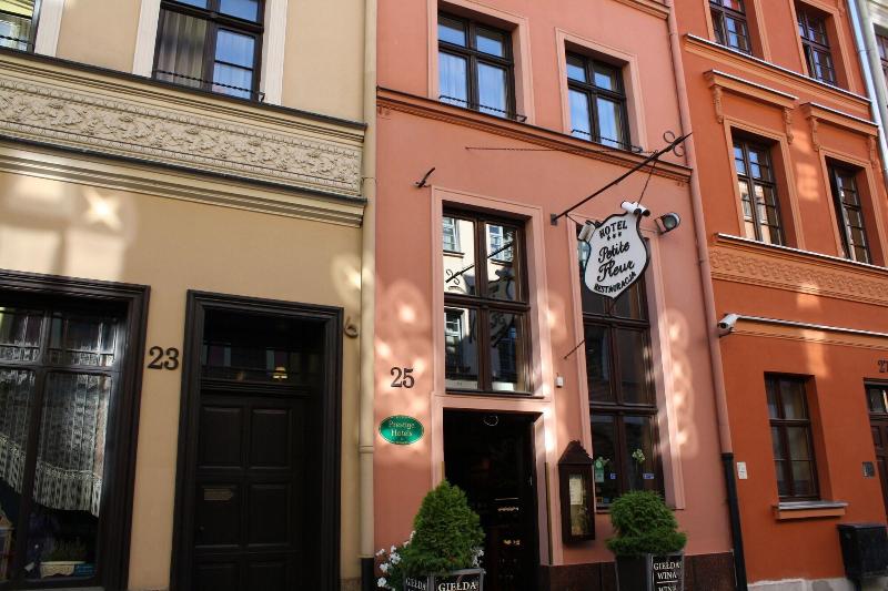 هتل Petite Fleur   Adults Only ! Air Conditioning !