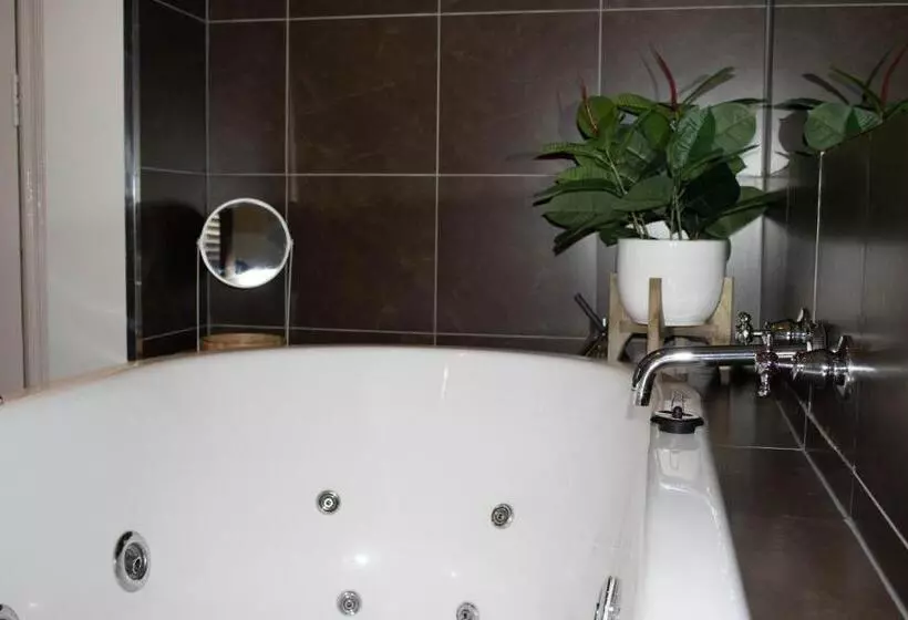 Oscars Hotel And Cafe Bar