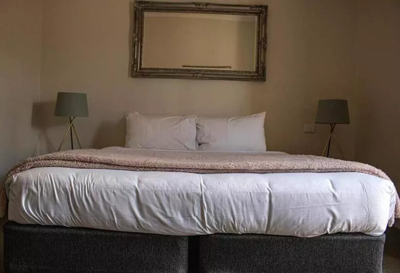 Oscars Hotel And Cafe Bar