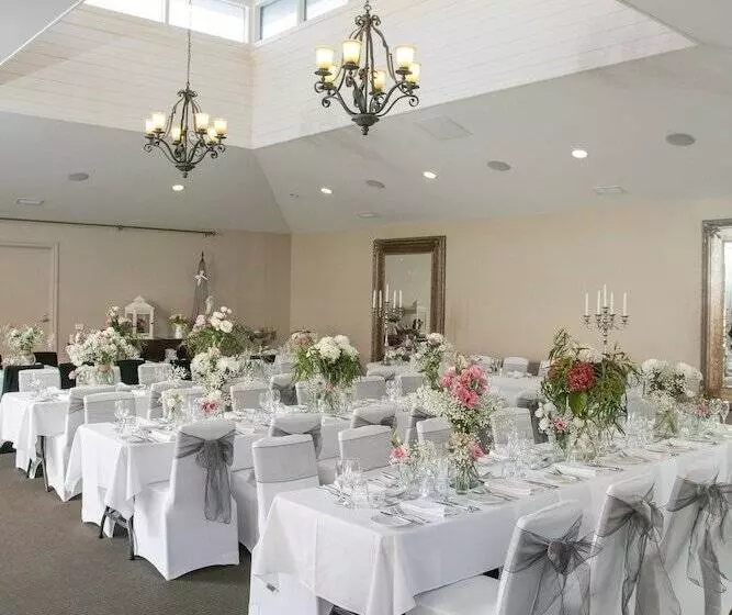 Oscars Hotel And Cafe Bar