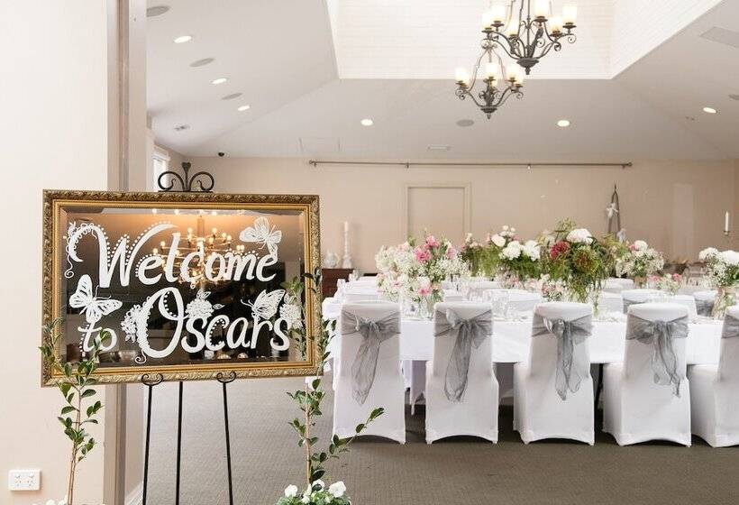 Oscars Hotel And Cafe Bar